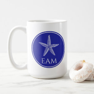 Weißer Starfish an der Küste auf Navy Blue Monogra Kaffeetasse