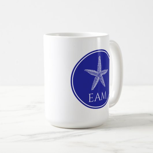 Weißer Starfish an der Küste auf Navy Blue Monogra Kaffeetasse (VorderseiteRechts)