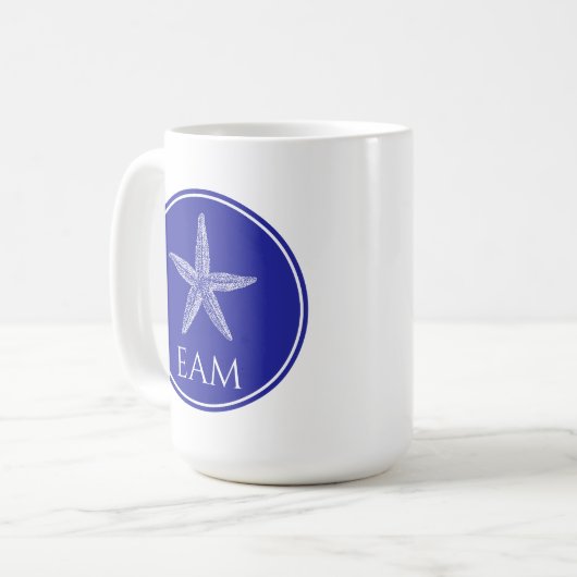 Weißer Starfish an der Küste auf Navy Blue Monogra Kaffeetasse (Vorderseite Links)