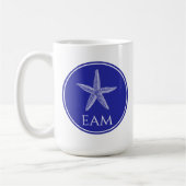 Weißer Starfish an der Küste auf Navy Blue Monogra Kaffeetasse (Links)