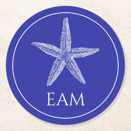 Weißer Starfish an der Küste auf Navy Blue Monogra Runder Pappuntersetzer