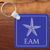 Weißer Starfish an der Küste auf Navy Blue Monogra Schlüsselanhänger (Vorderseite)