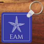 Weißer Starfish an der Küste auf Navy Blue Monogra Schlüsselanhänger (Rückseite)