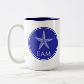 Weißer Starfish an der Küste auf Navy Blue Monogra Zweifarbige Tasse (Links)