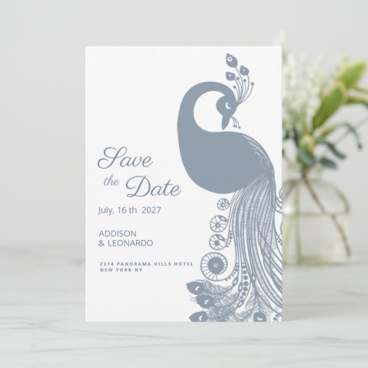 Weißer staubblauer Pfau Save the Date elegant Einladung (Stehend Vorderseite)
