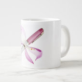 weißer Stift mit rosa Band Jumbo-Tasse (Vorderseite Rechts)