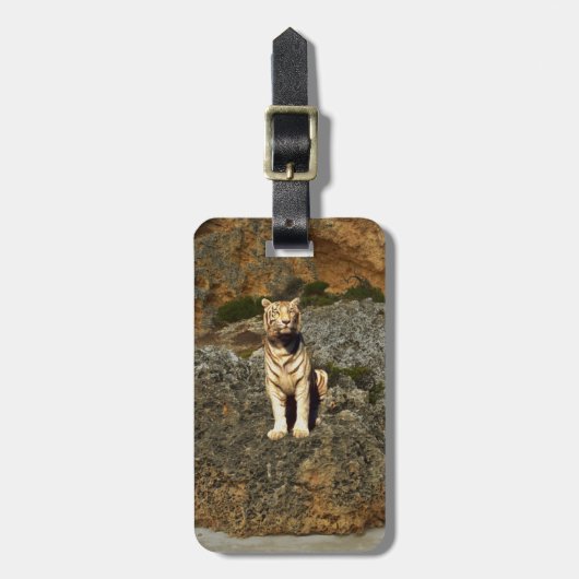 Weißer Tiger auf Felsen, Gepäckanhänger (Vorderseite vertikal)