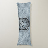 Weißer Tiger auf Frost-Glashintergrund Seitenschläferkissen (Vorderseite Vertikal)