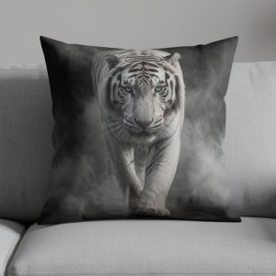 Weißer Tiger, der durch Rauch geht Kissen