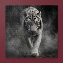 Weißer Tiger, der durch Rauch geht