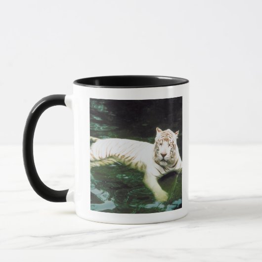 Weißer Tiger, der friedlich schwimmt Tasse (Links)