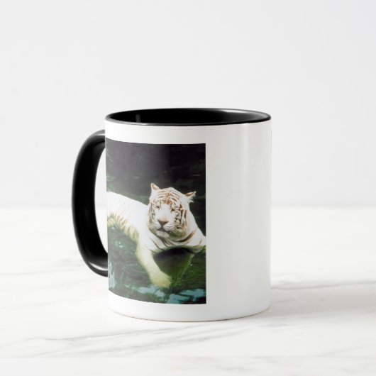 Weißer Tiger, der friedlich schwimmt Tasse (Vorderseite Links)