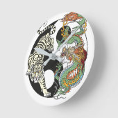 Weißer Tiger gegen grüner Drache im Yin-Yang Runde Wanduhr (Winkel)