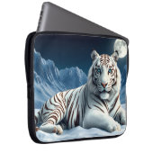 Weißer Tiger im Schnee und in den Bergen Laptopschutzhülle (Vorne Rechts)