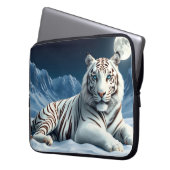 Weißer Tiger im Schnee und in den Bergen Laptopschutzhülle (Vorderseite Links)