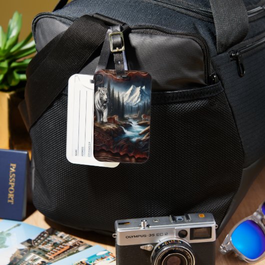 Weißer Tiger unter den Bergen Gepäckanhänger (Vorderseite & Rückseite)