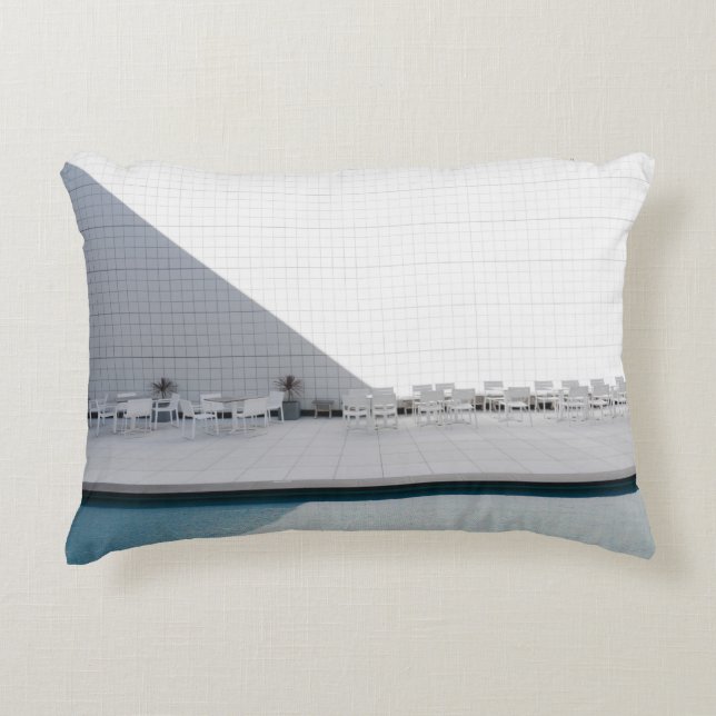 WEISSER TISCH MIT STÜHLEN WÄHREND DES TAGES DEKOKISSEN (Vorderseite)