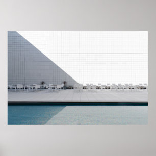 WEISSER TISCH MIT STÜHLEN WÄHREND DES TAGES POSTER