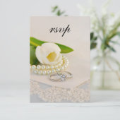 Weißer Tulip, Perlen und Rings Wedding RSVP Karte (Stehend Vorderseite)