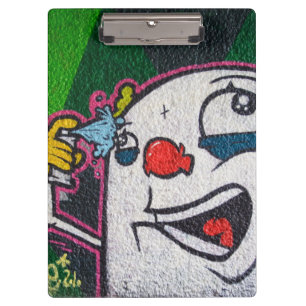 Weißer Typ mit Spray kann Graffiti Klemmbrett