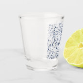weißer und blauer Hintergrund mit einem Muster Schnapsglas (Links)