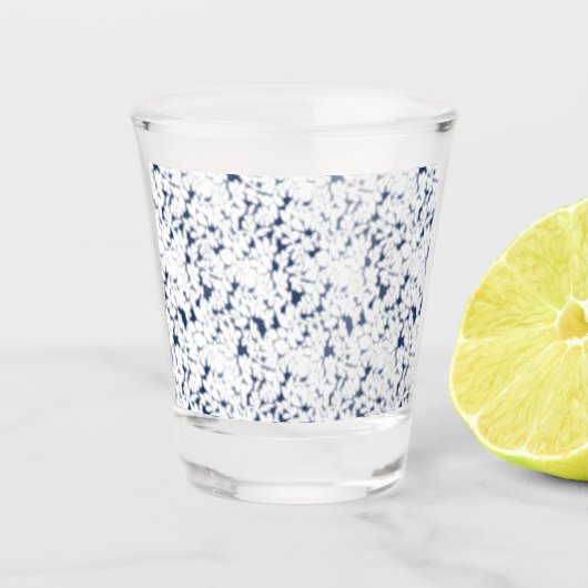 weißer und blauer Hintergrund mit einem Muster Schnapsglas (Vorderseite)