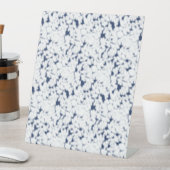 weißer und blauer Hintergrund mit einem Muster Sockelschild (In Situ)