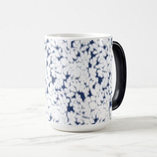 weißer und blauer Hintergrund mit einem Muster Verwandlungstasse (VorderseiteRechts)