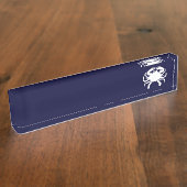 Weißer und Navy-Blauer Krabben Namensplakette (Seite)