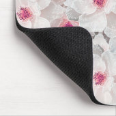 Weißer und rosafarbener Blumen Mousepad (Ecke)