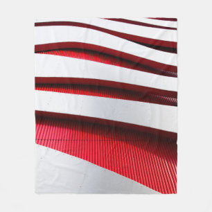 WEISSER UND ROTER METALLRAHMEN FLEECEDECKE