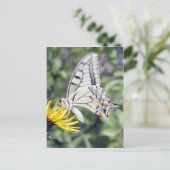 Weißer und schwarzer Schmetterling auf der Gelben  Postkarte (Stehend Vorderseite)