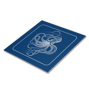 Weißer Vintager Wassertopf auf Navy Blue Fliese