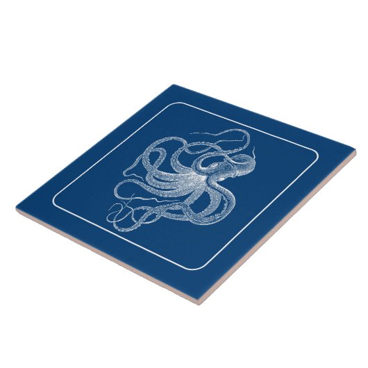 Weißer Vintager Wassertopf auf Navy Blue Fliese (Seite)