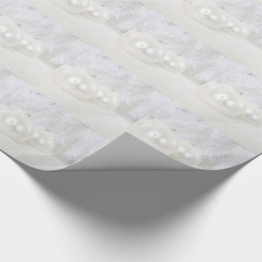 Weißer Weihnachtsball auf Schnee Hintergrundpapier Geschenkpapier (Ecke)