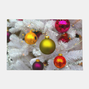 Weißer Weihnachtsbaum mit bunten Kugeln Fußmatte