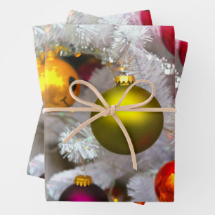 Weißer Weihnachtsbaum mit farbenfrohen Bauern Geschenkpapier Set