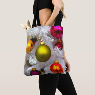 Weißer Weihnachtsbaum mit farbenfrohen Bauern Tasche