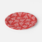 Weißer Weihnachtsbaum mit rotem Backing Runde Pappteller (Schrägansicht)