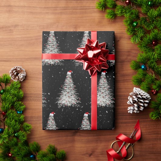 Weißer Weihnachtsbaum mit Weihnachtsmannmütze Geschenkpapier (Feiertagsgeschenk)