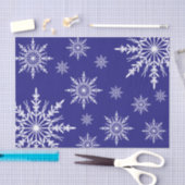 Weißer Winter Schneeflocken auf blau Seidenpapier (Handwerk)