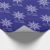 Weißer Winter Schneeflocken auf Blue Holiday Geschenkpapier (Ecke)