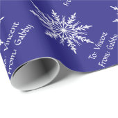 Weißer Winter Schneeflocken auf Blue Holiday Geschenkpapier (Rolleneckpunkt)