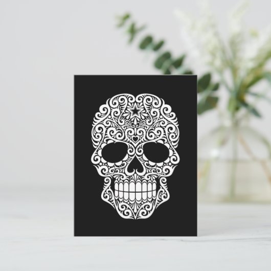 Weißer, wirbelnder Zuckerschädel auf schwarz Postkarte (Stehend Vorderseite)