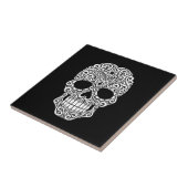 Weißer wirbelnder Zuckerschädel auf Schwarzem Fliese (Seite)