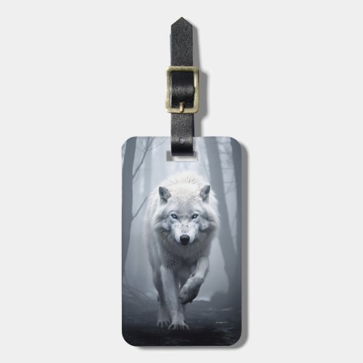 Weißer Wolf im Foggy Forest Gepäckanhänger (Vorderseite vertikal)