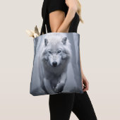 Weißer Wolf im Foggy Forest Tasche (Von Nahem)