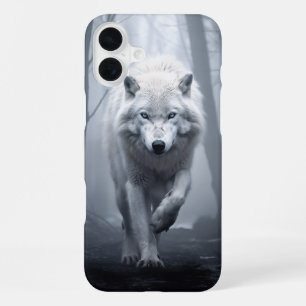 Weißer Wolf im nebligen Wald iPhone 16 Plus Hülle