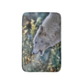 Weißer Wolf im Winterwald Badematte (Vorderseite Vertikal)