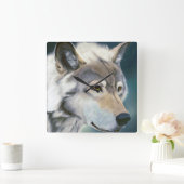 Weißer Wolf mit Gelb mustert Wanduhr (Zuhause)